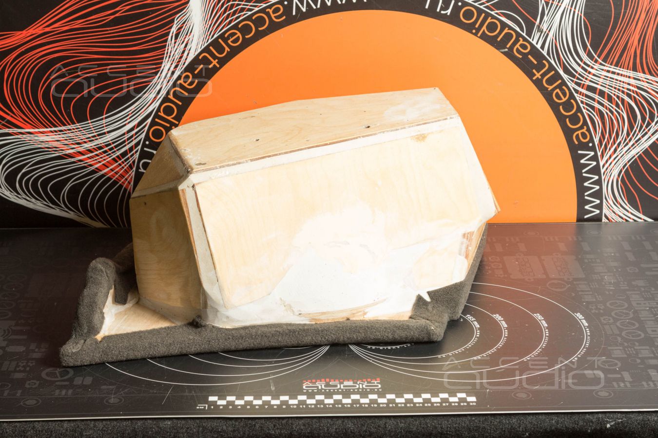 Классический корпус сабвуфера Dego для Macan в новом стиле