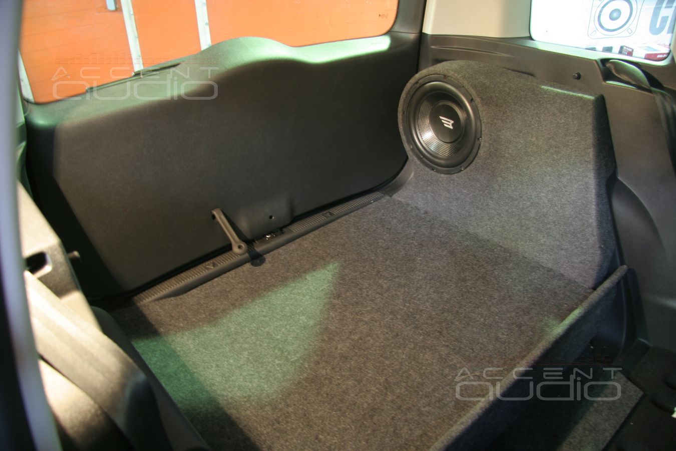 Изготовление и установка сабвуфера стелс в Skoda Yeti