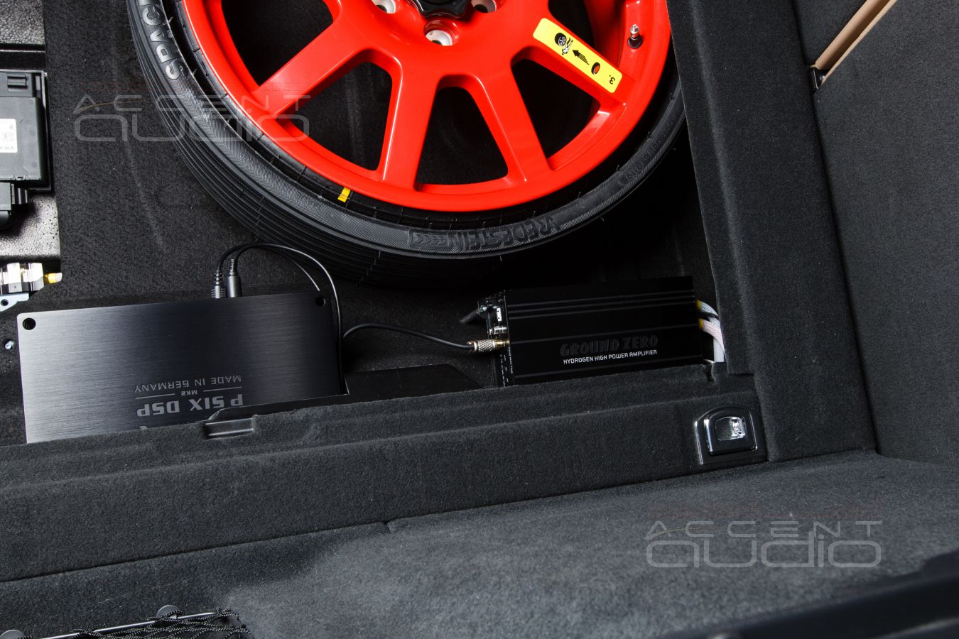 Интеграция усилителей Helix и Ground Zero в Porsche Macan