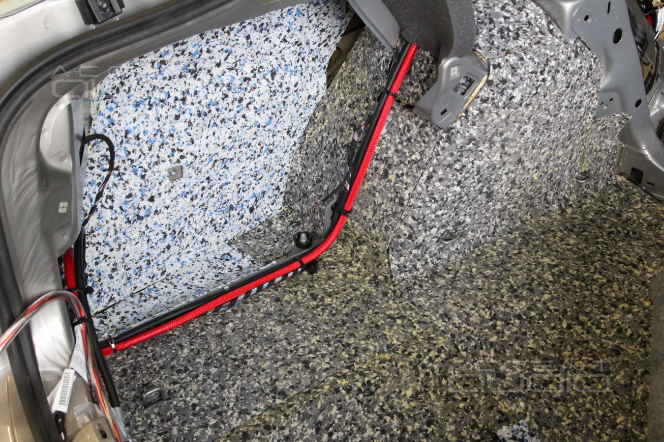 Настоящий сабвуфер-стелс для Skoda Octavia