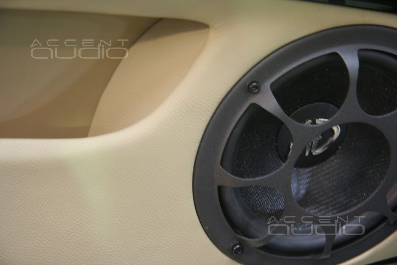 Новый дизайн обшивок и новый мидбас на новом месте