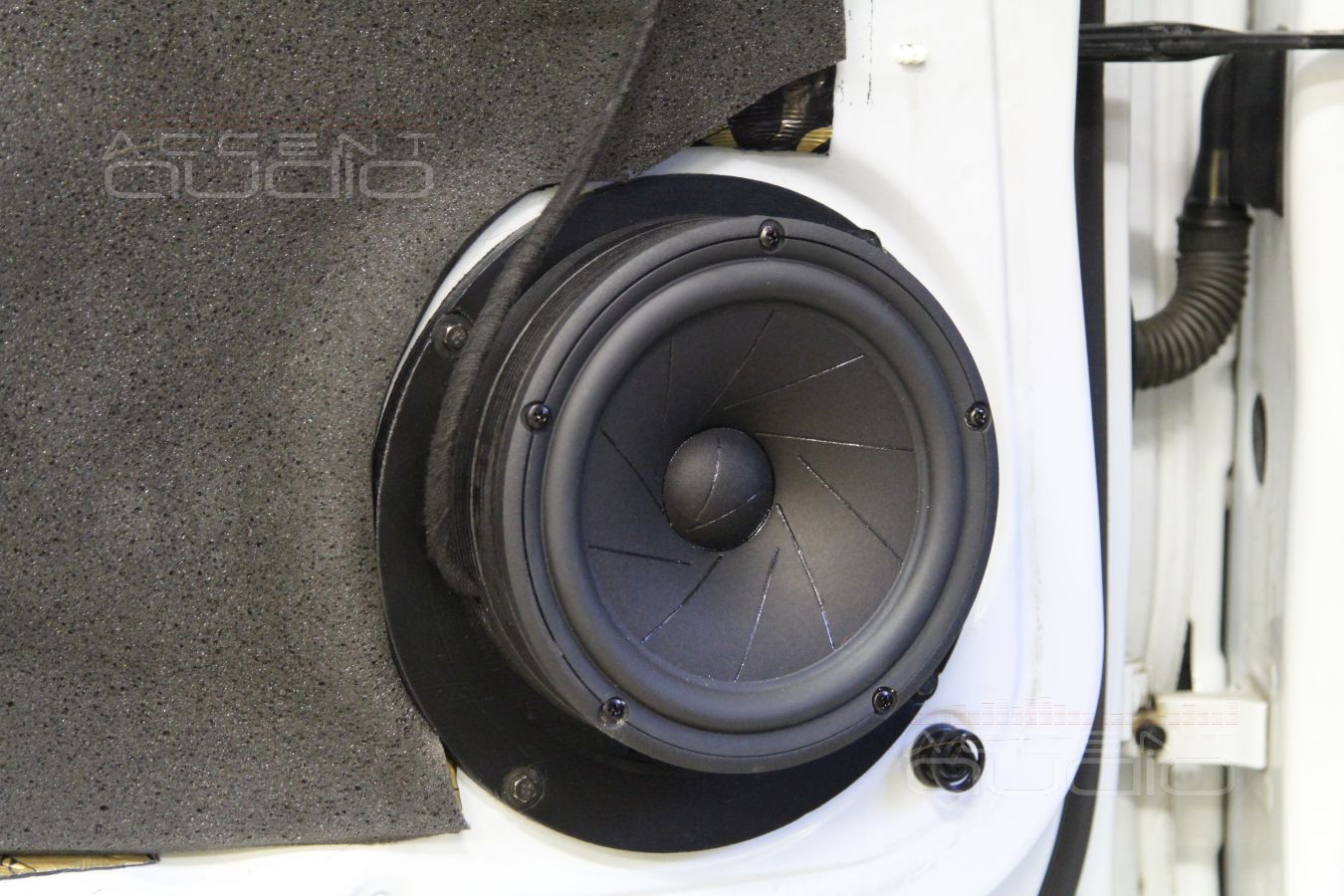 Установка акустики в Audi Q5 – мидбасовые динамики ScanSpeak Revelator