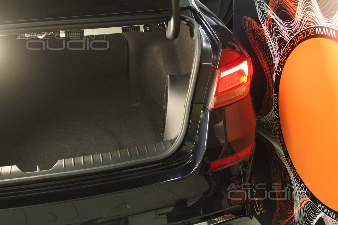 Настоящий сабвуфер-стелс в Kia Optima ? Конечно ! Gladen SQX 10