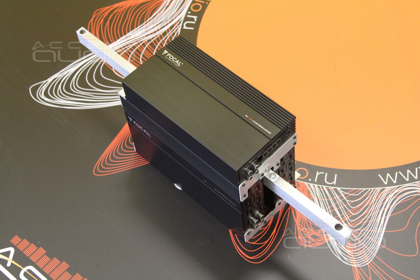 Оригинальная скрытая установка трех усилителей в Porsche Macan