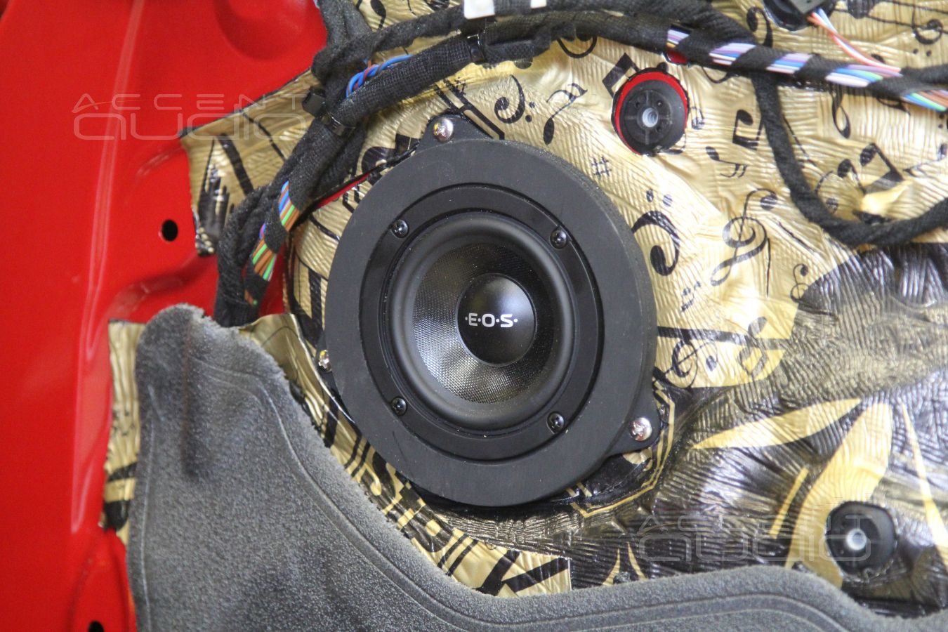 Простая установка среднечастотных динамиков E.O.S MD-75 в двери BMW 118i