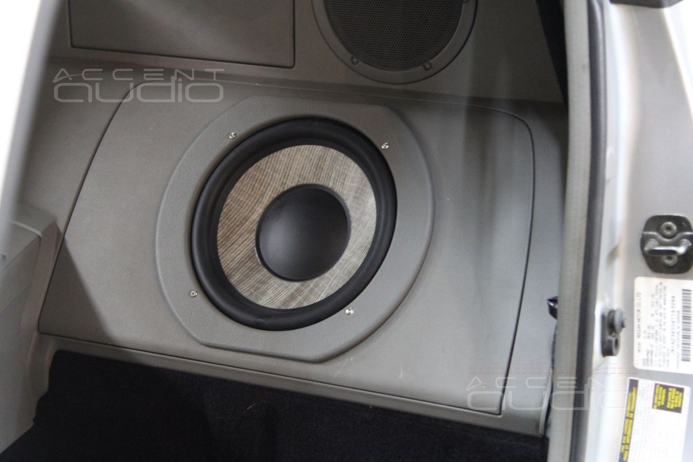 Сабвуфер стелс в Nissan 350Z