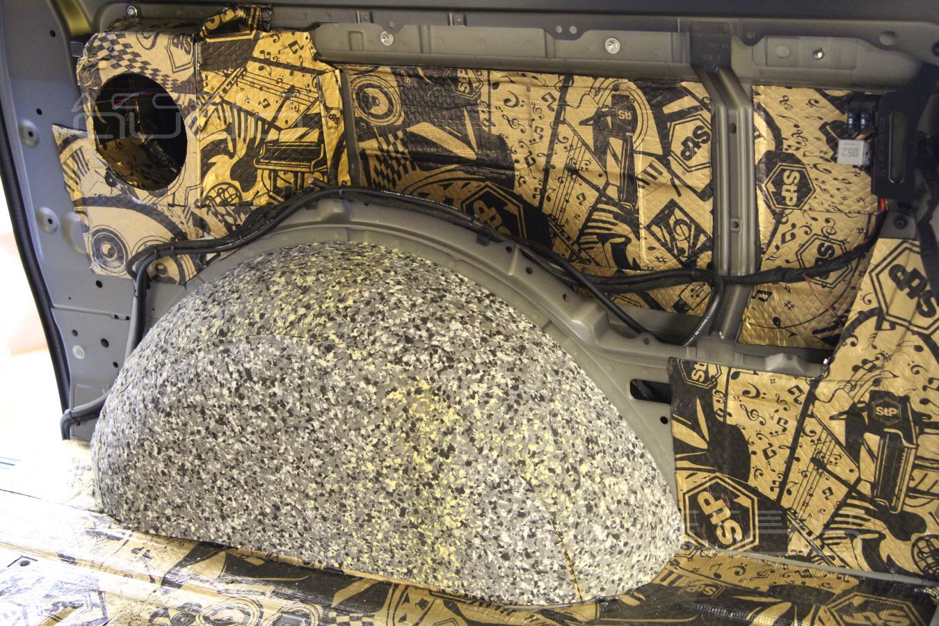 Шумоизоляция Mercedes Vito: пол и задние арки