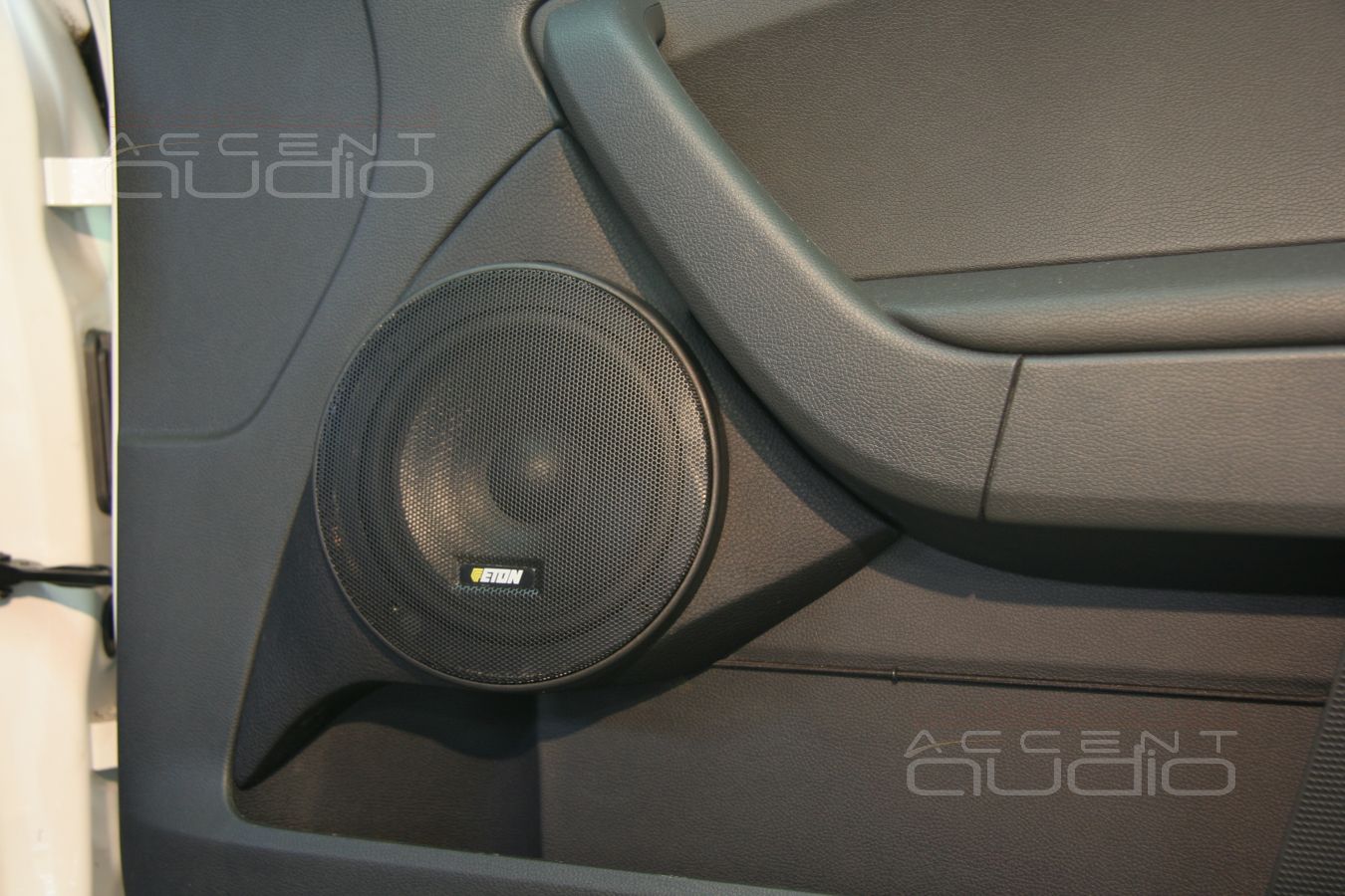 Установка мидбасов в Skoda Yeti 