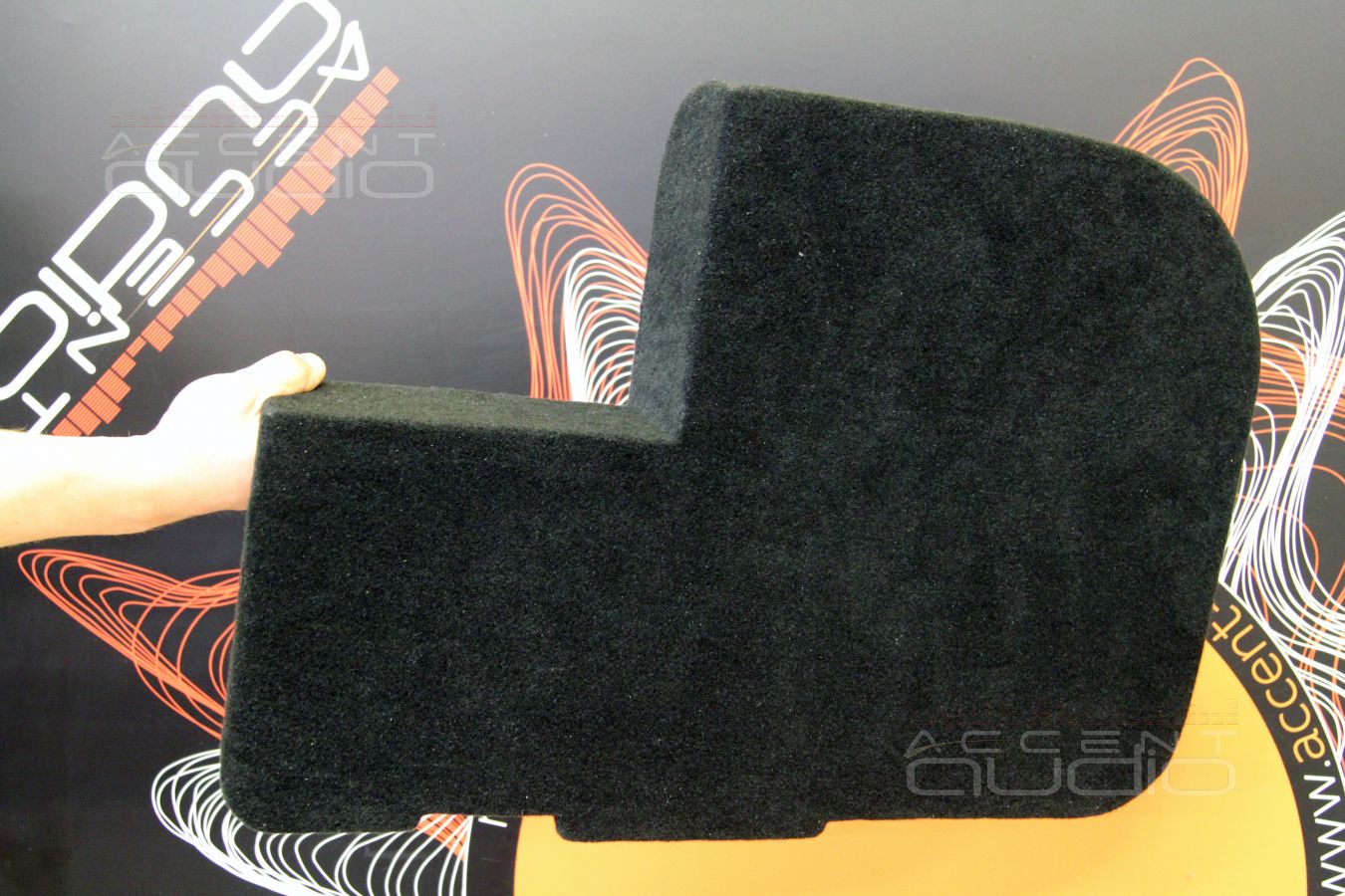 Скрытая интеграция усилителей Helix и Zapco в Mercedes-Benz E200