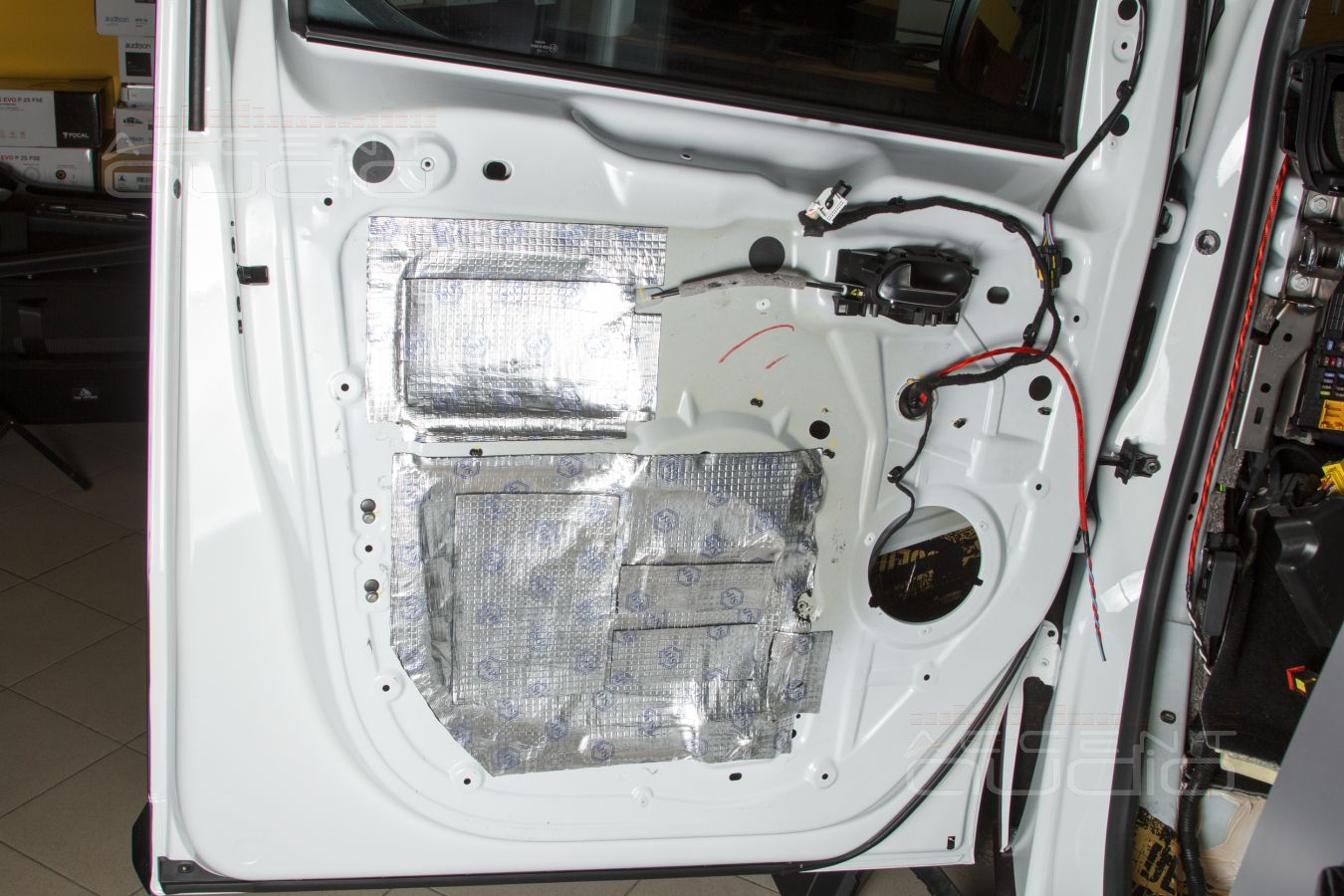 Аудиоподготовка, новые, быстрые и плотные мидбасы SOAudio в дверях Opel Zafira Life