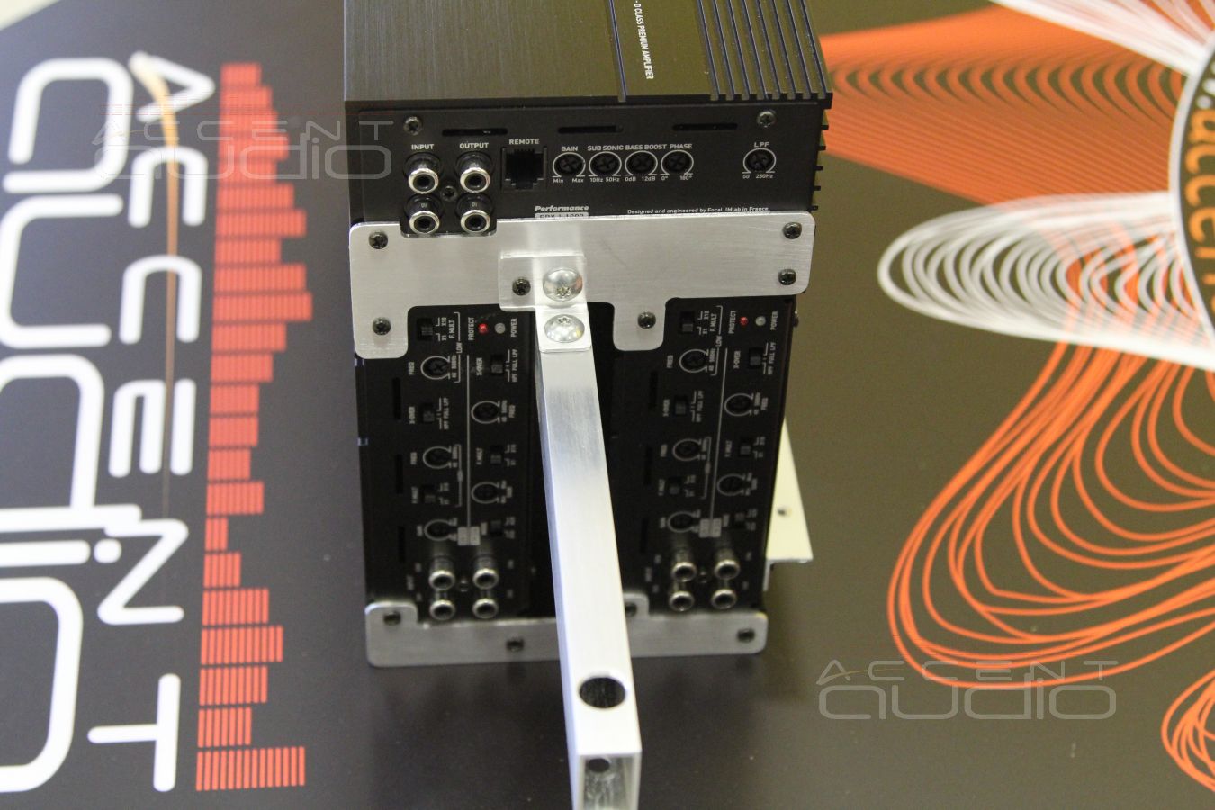 Оригинальная скрытая установка трех усилителей в Porsche Macan