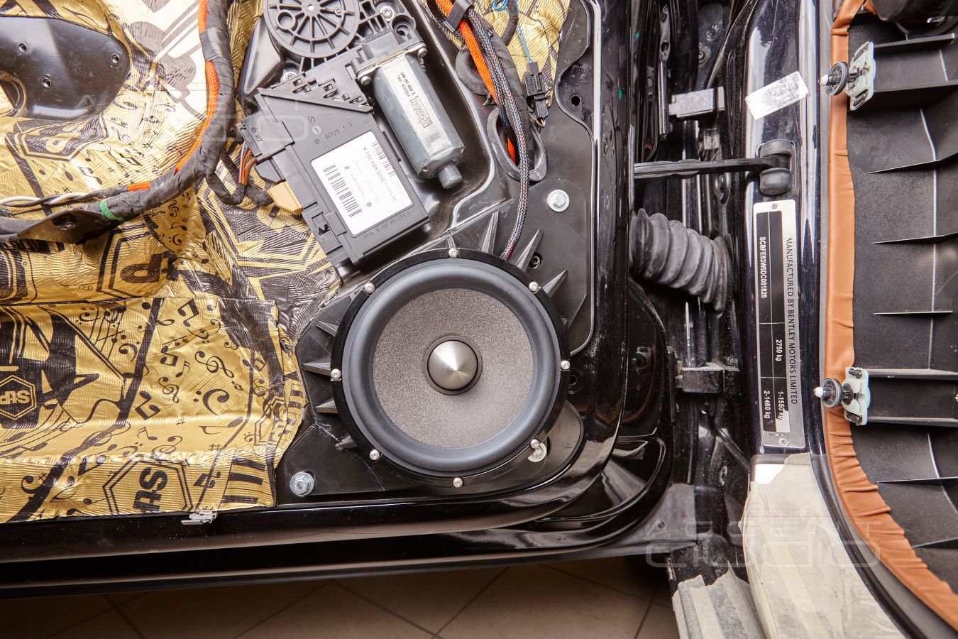 Комплект из двух подиумов для установки 165 мм мидбасовых излучателей в Bentley Continental GT 2011-2015.