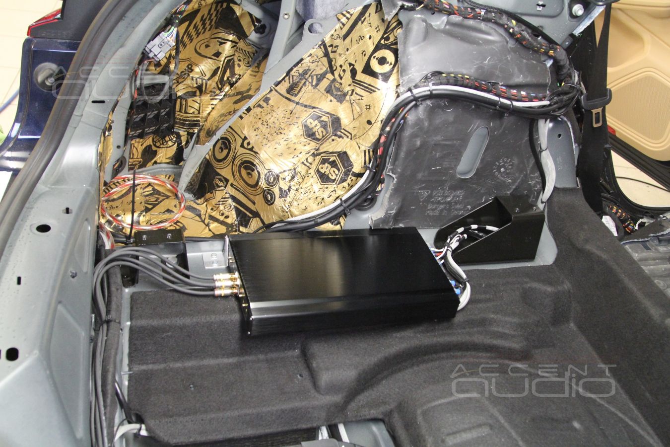 Установка усилителей в Porshe Macan