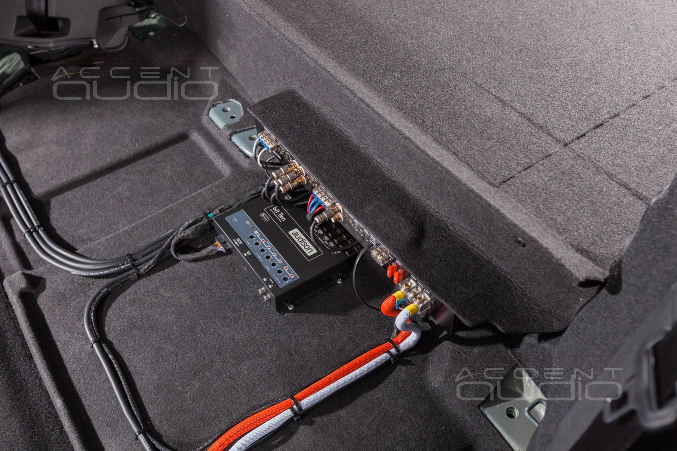 Установка усилителя и аудиопроцессора в Skoda KODIAQ