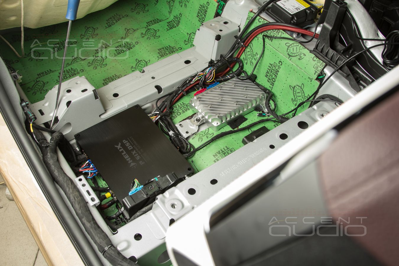 Установка процессорного усилителя Helix, который тянет на себе всю систему