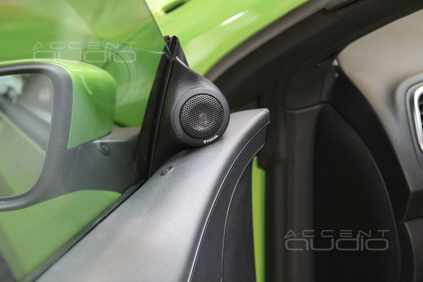 Подиумы под твитеры в Volkswagen Scirocco