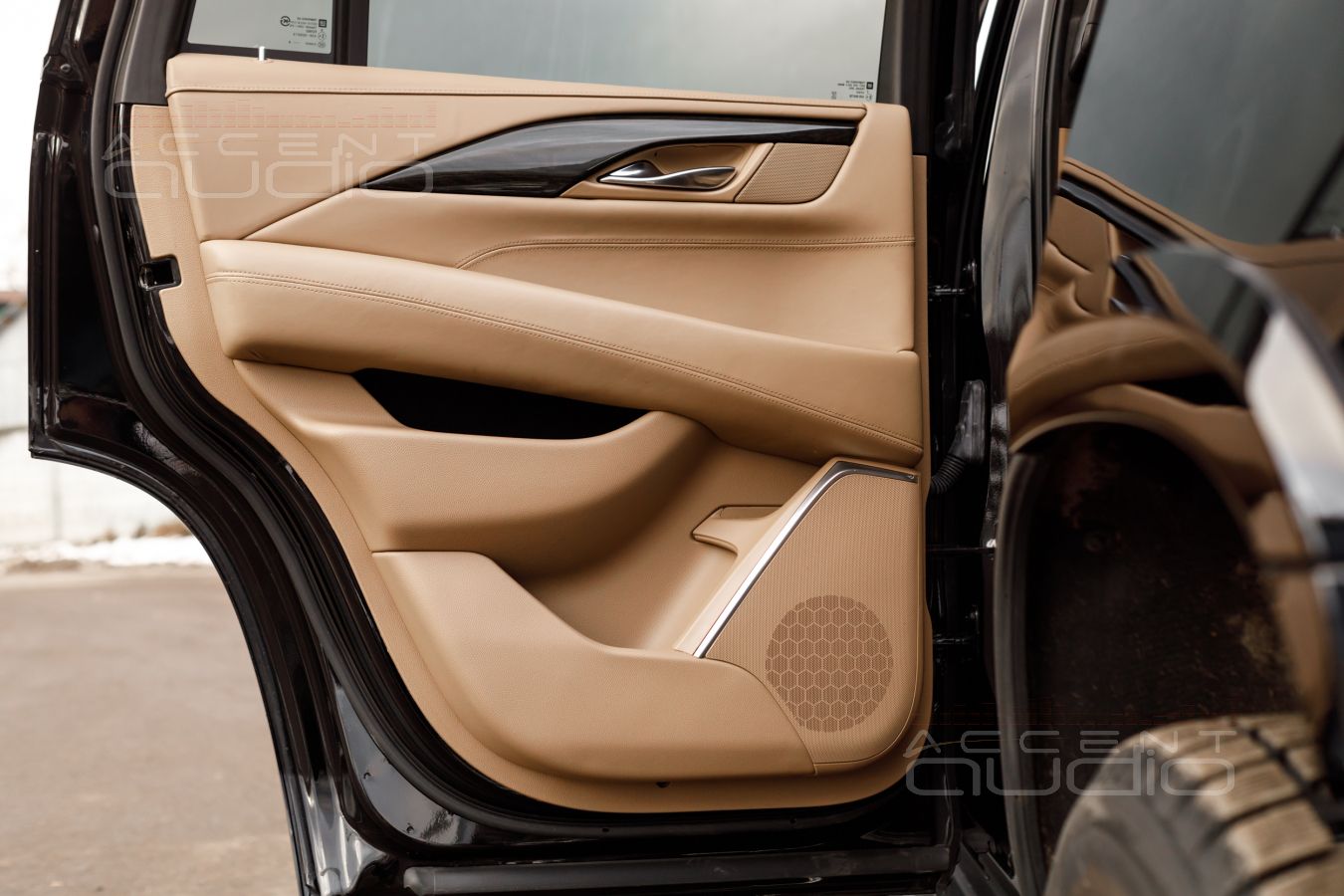 Обычная установка тыловой акустики Helix в Cadillac Escalade