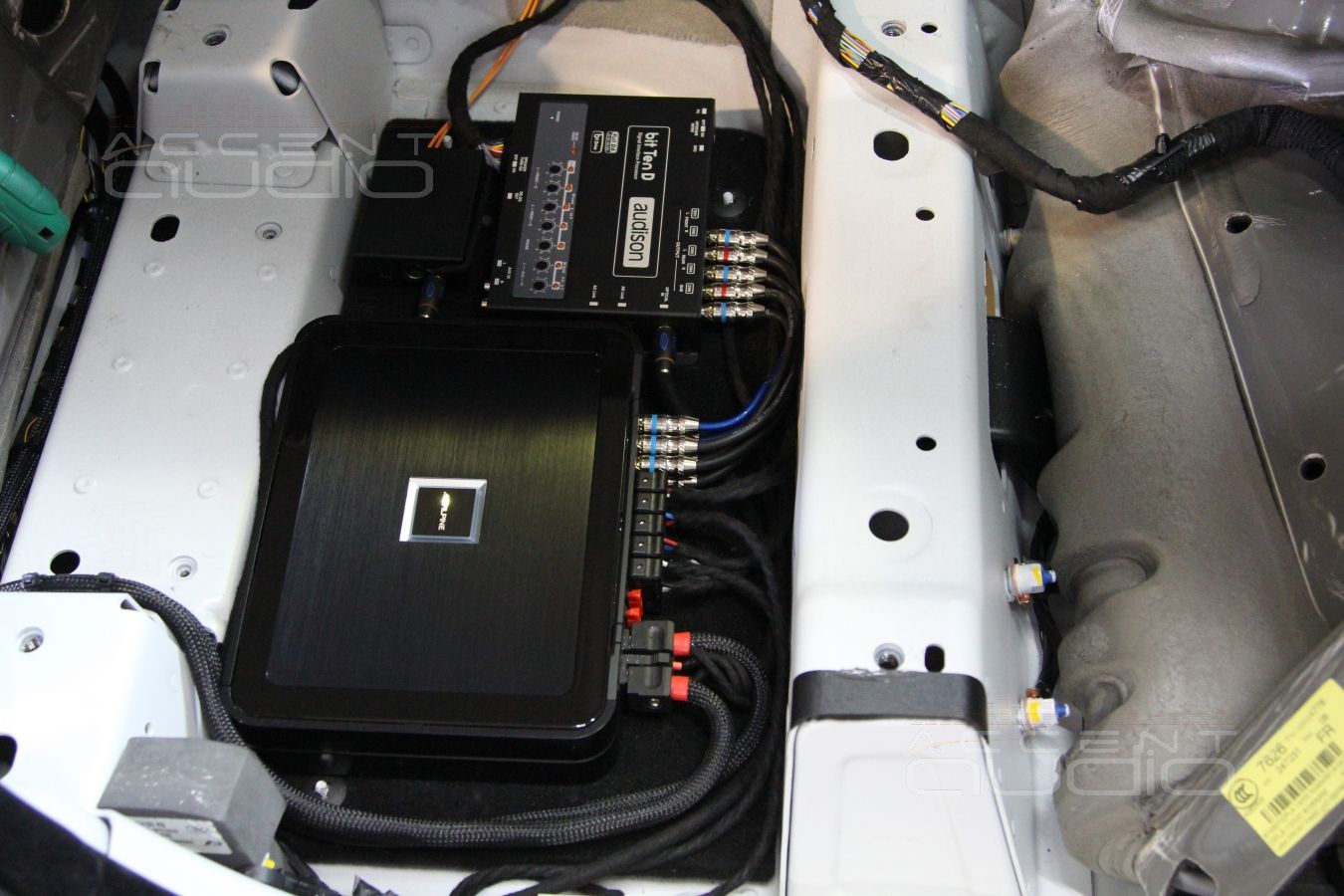 Прокладка проводки и установка усилителя