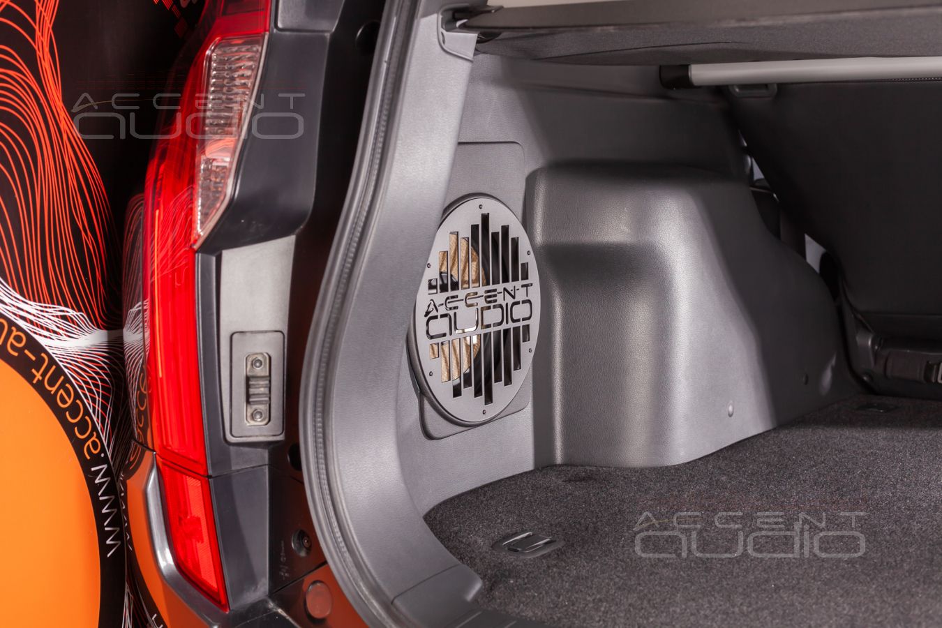 Новая форма для нового Mitsubishi Pajero Sport: интеграция сабвуфера Focal