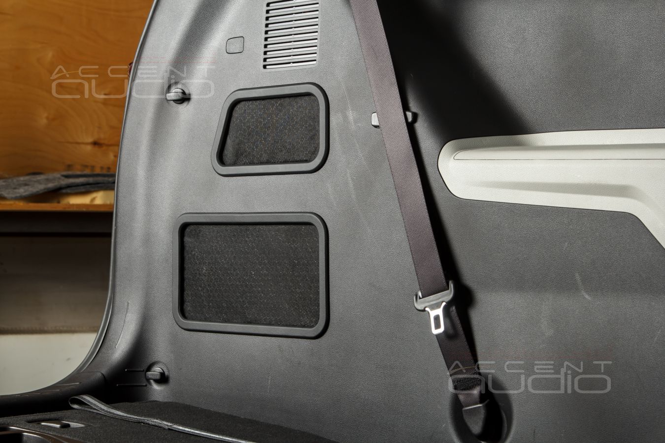 Полная интеграция = штатное решение: сабвуфер-стелс в Kia Carnival