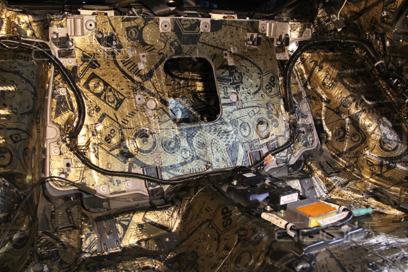 Шумоизоляция пола и багажного отсека Nissan GT-R в 2 слоя