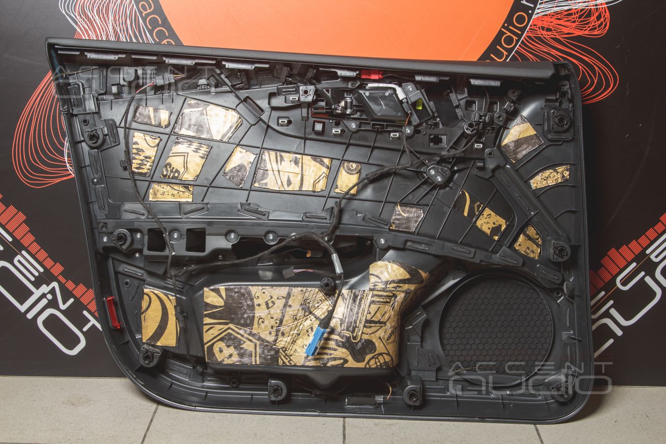 Аудиоподготовка дверей и установка новых мидбасов ESX VE6.2W mk2 в Audi A5