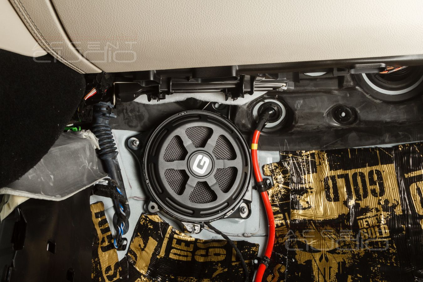 Монтаж акустики Gladen ONE 200.3MB в штатные места MB GLE