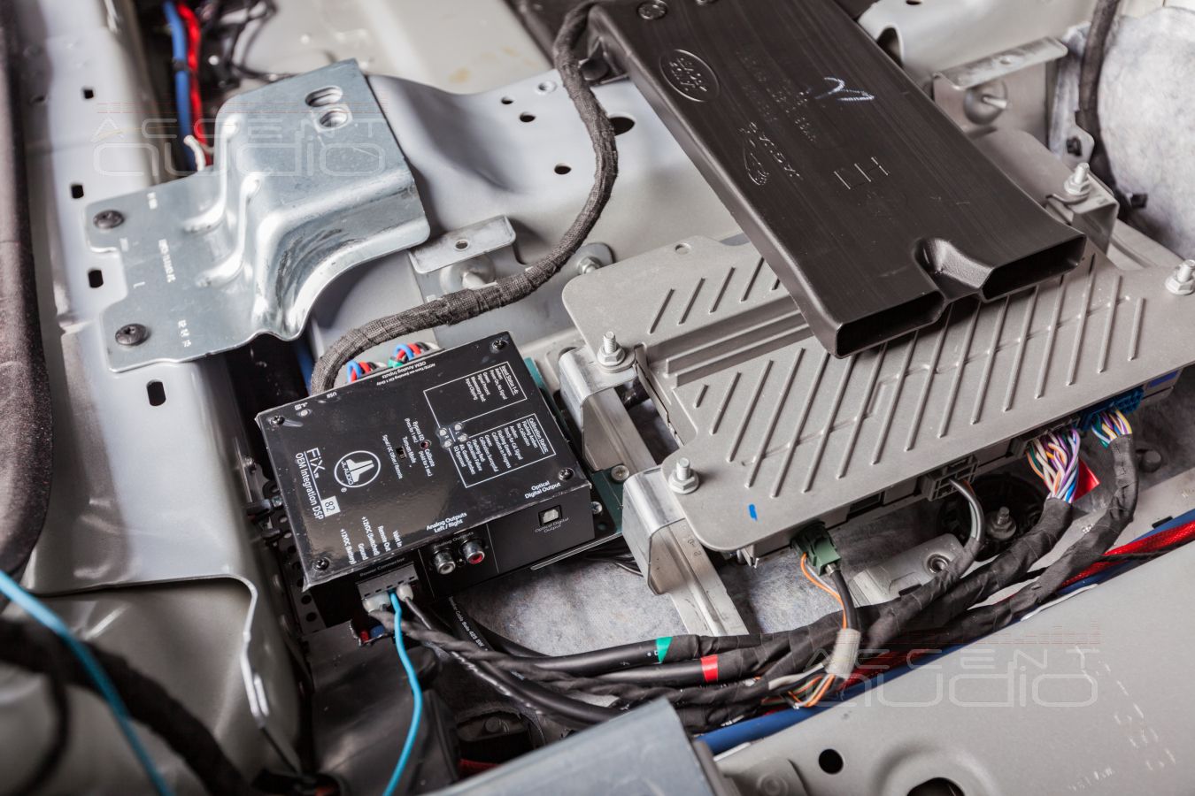 Установка процессорного усилителя Helix PSix и сабвуферного JLAudio в серебристый Velar