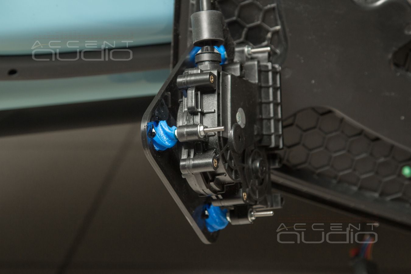 Доводчики дверей в Porsche Taycan больше не гремят, а тихо работают