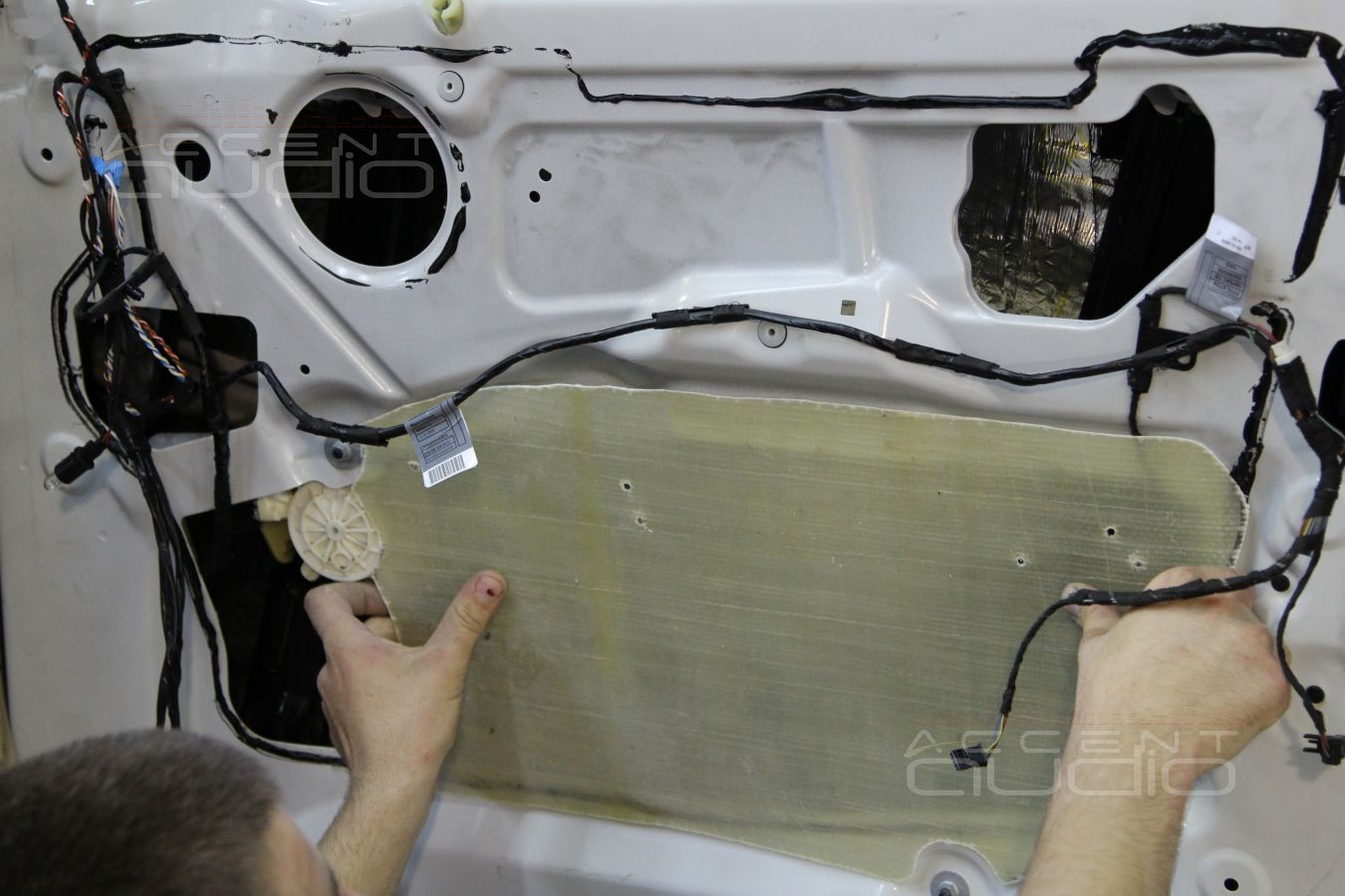 Процесс установки динамиков в двери BMW X5