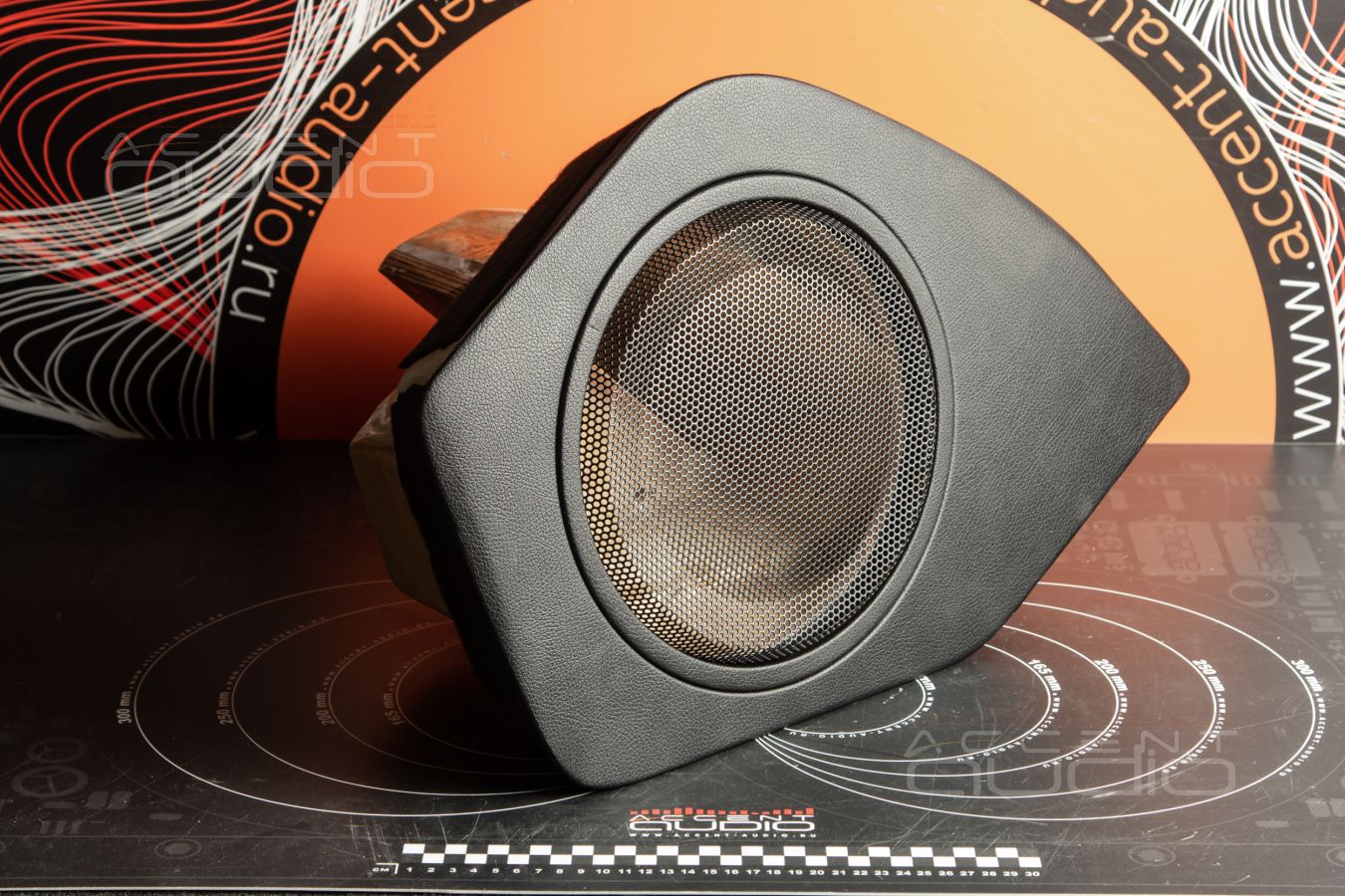 Полная и стильная интеграция: сабвуфер-стелс для Hongqi HS3