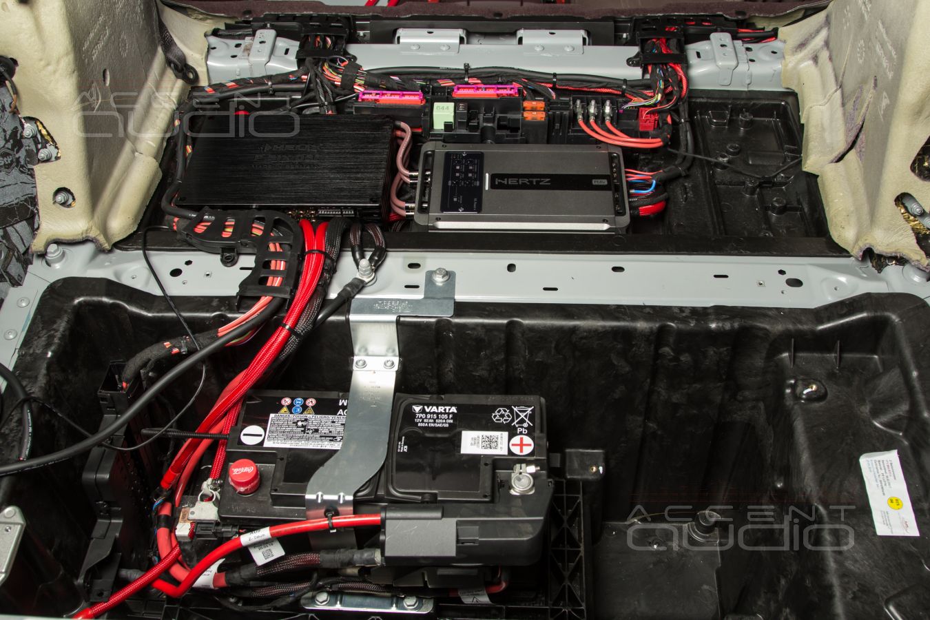 Самый технологичный и красивый монтаж усилителей Helix и Hertz в новый Porsche Panamera