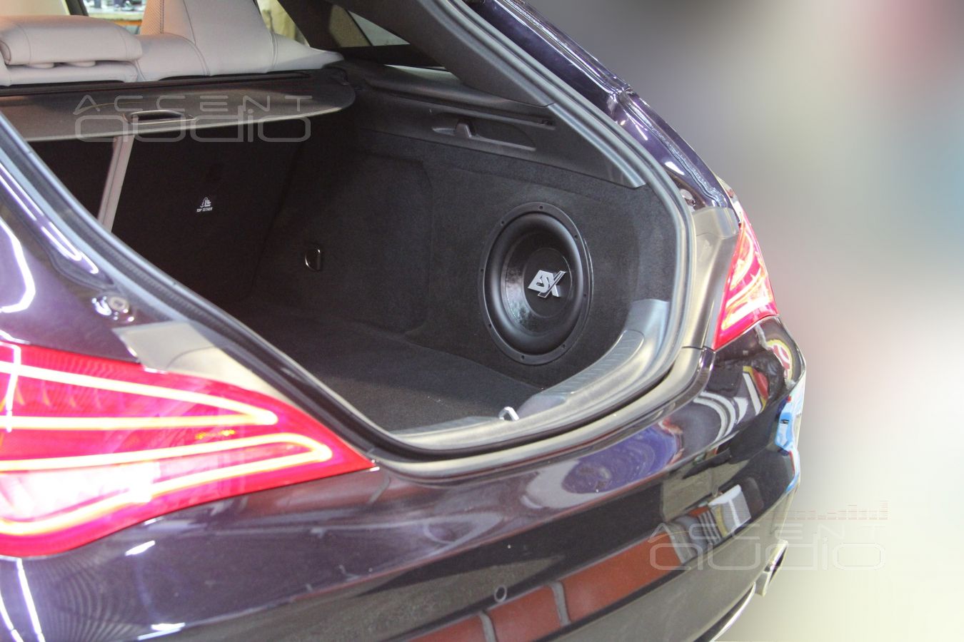 Сабвуфер, встроенный в крыло Mercedes CLA