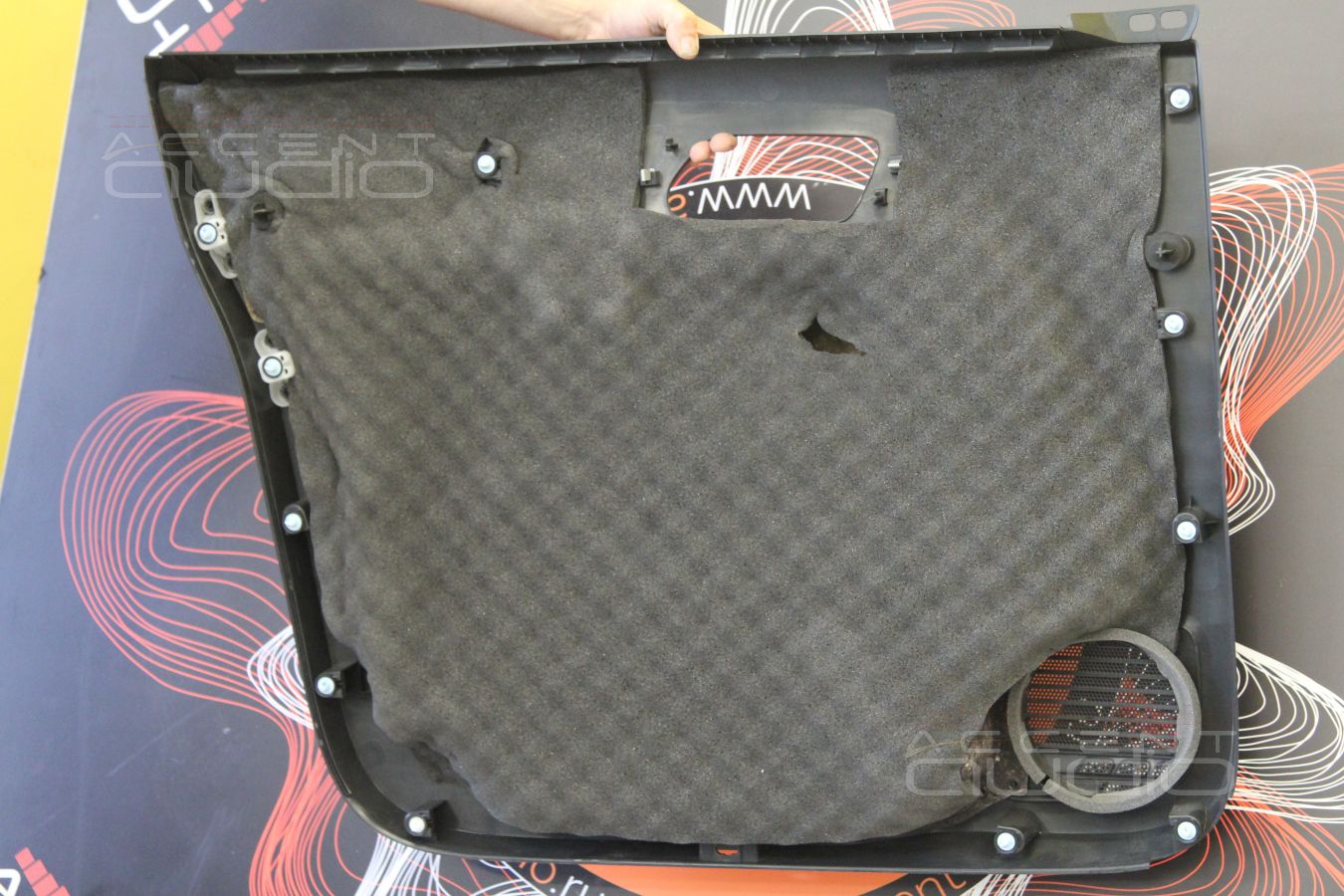 Установка мидбасовых динамиков FOCAL MW PS165F3 (6L23402) – штатно, но с доработкой