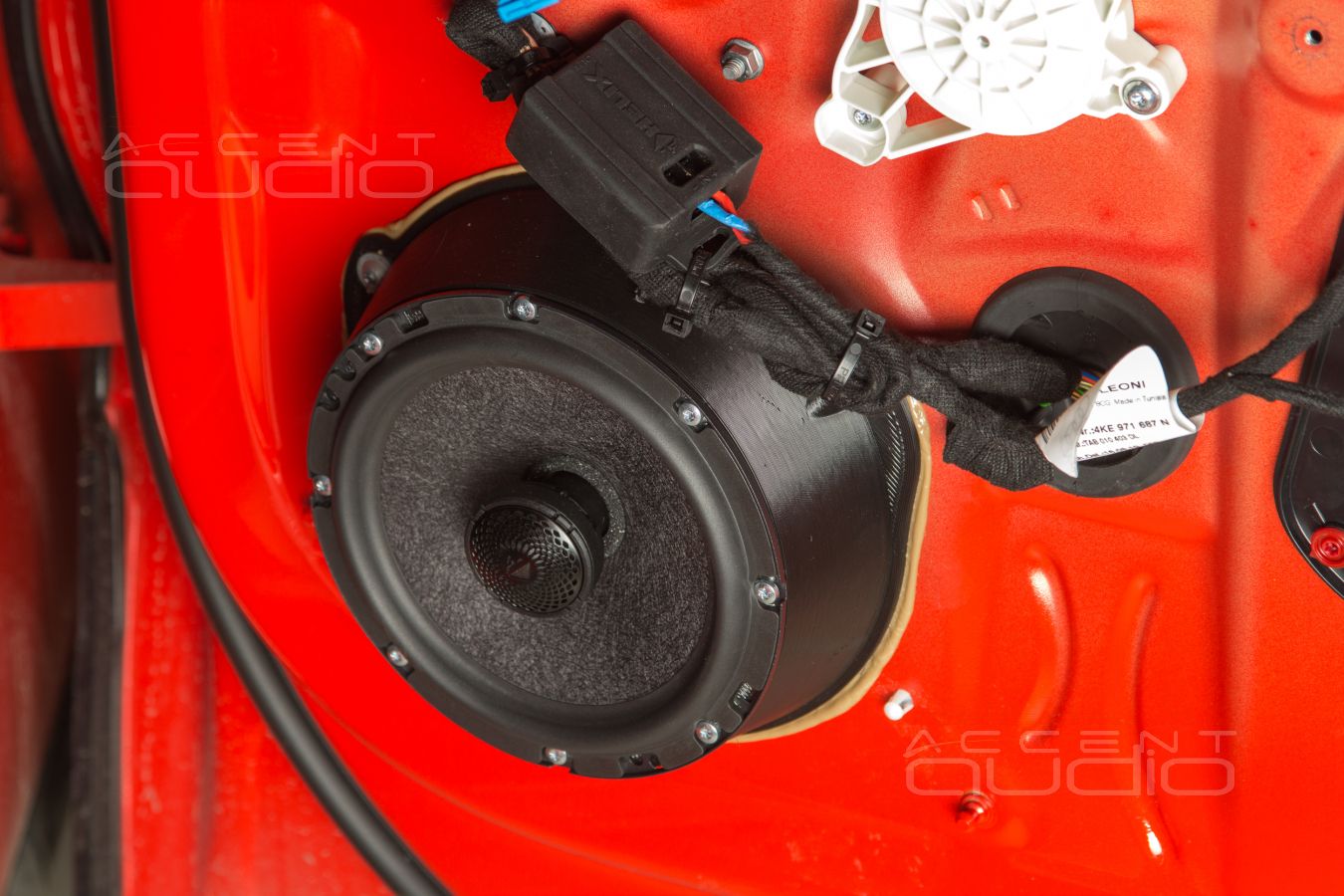 Тыловая коаксиальная акустика Helix S6X в Audi E-tron