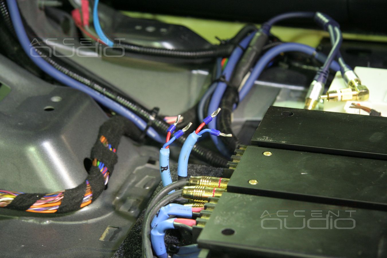 Прокладка силовой и акустической проводки, коммутация