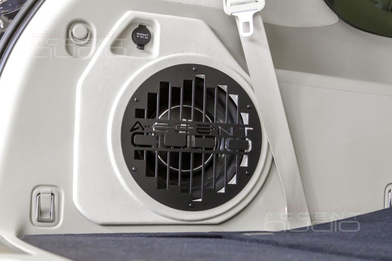 Настоящий сабвуфер-стелс для Infiniti QX80 – злой JLAudio в нежно-бежевом оформлении