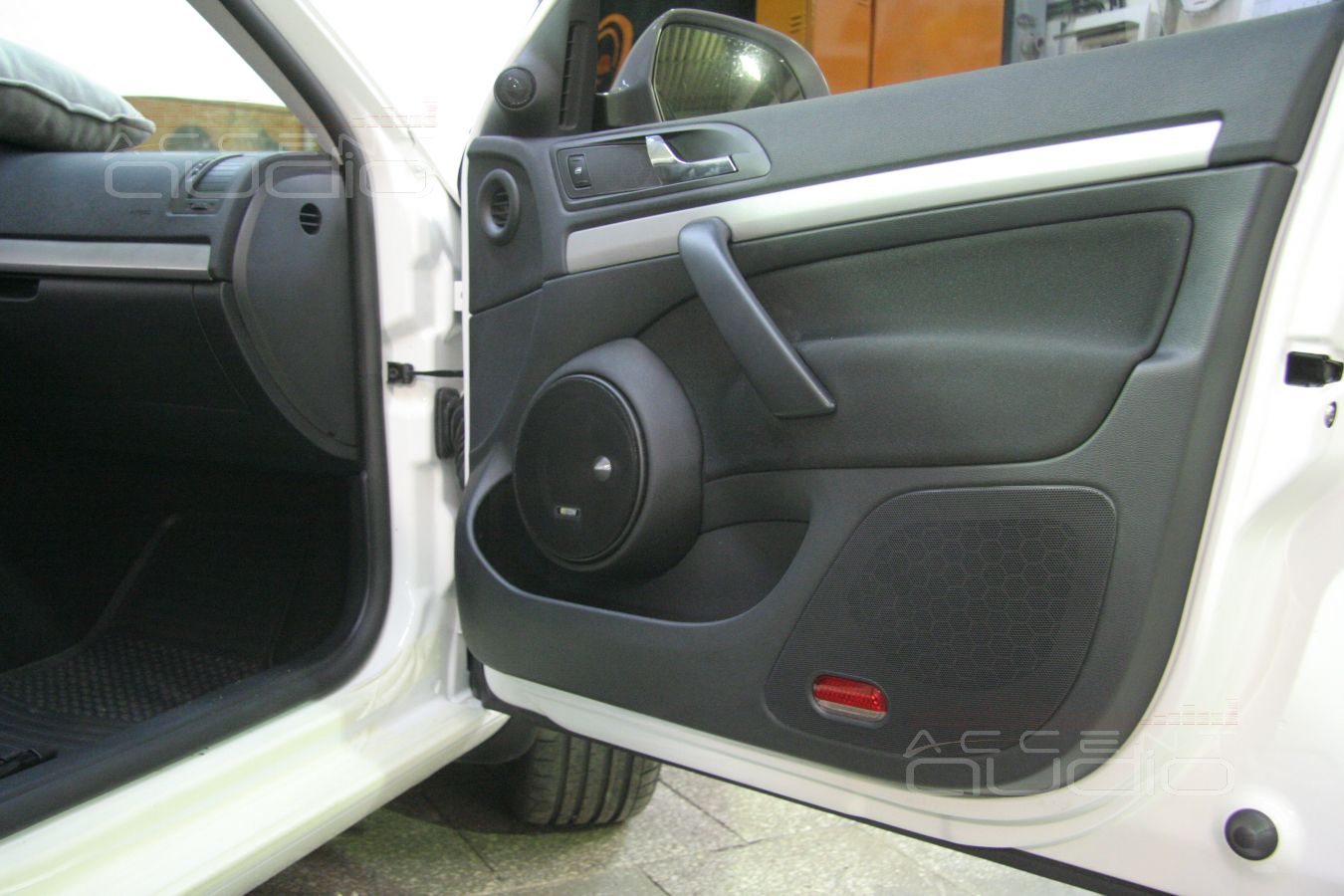 Правильная установка мидбасов в Skoda Octavia