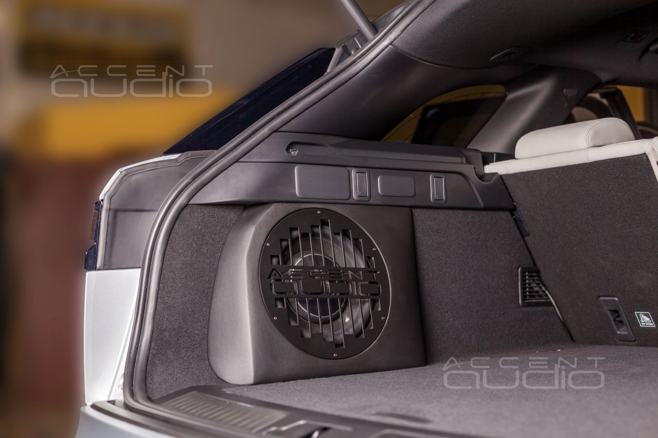 Встроенный сабвуфер-стелс специально для Range Rover Velar и головка JLAudio 10TW3-D4