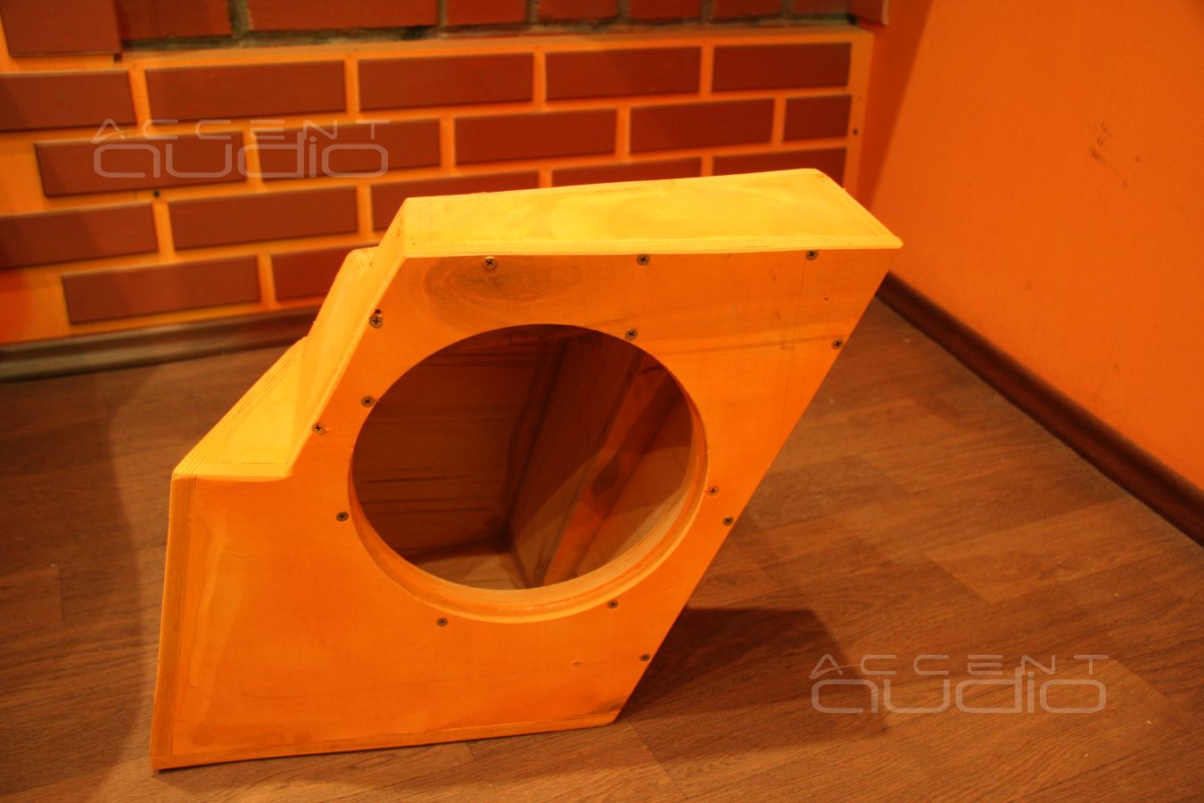 Сабвуфер-стелс из дерева в Audi A4