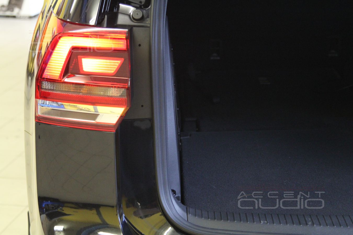 То, чего все ждали: встроенный сабвуфер Accent-Audio для Volkswagen Teramont