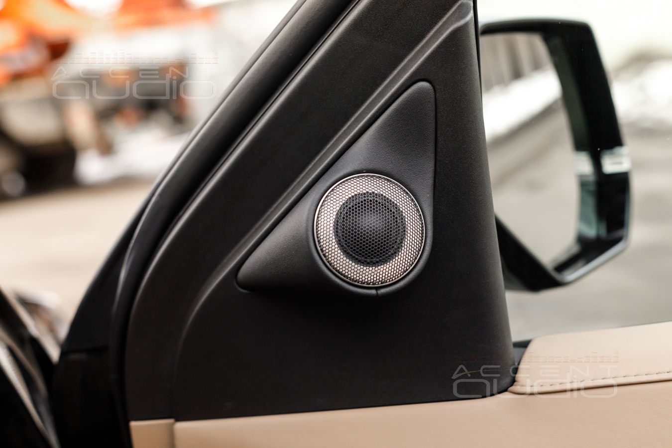 Элегантнее штатного, но штатное размещение новых пищалок Brax ML1 в Cadillac Escalade