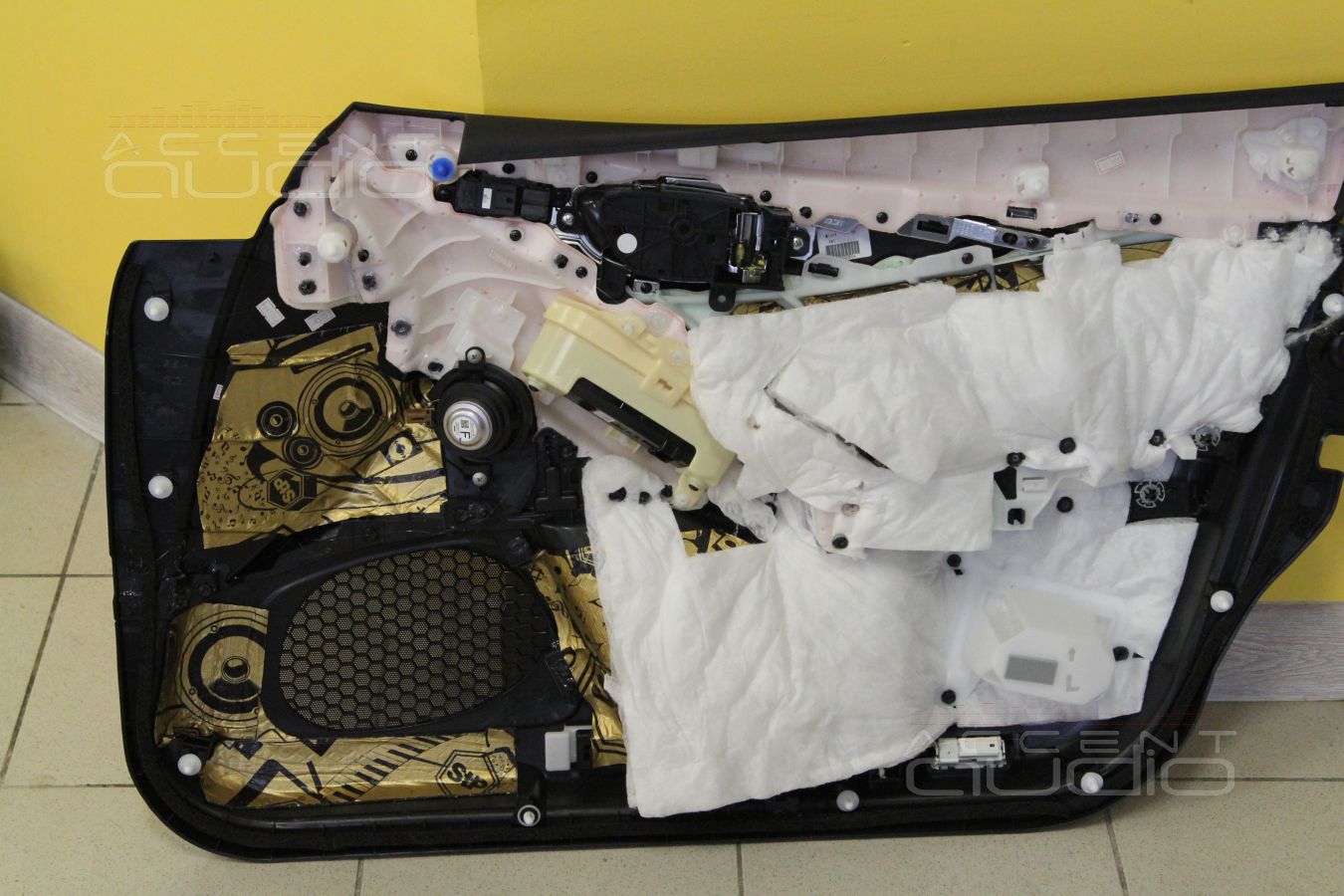 Установка мидбасовых динамиков ScanSpeak Revelator 18W/4531G00 в двери Infiniti Q50