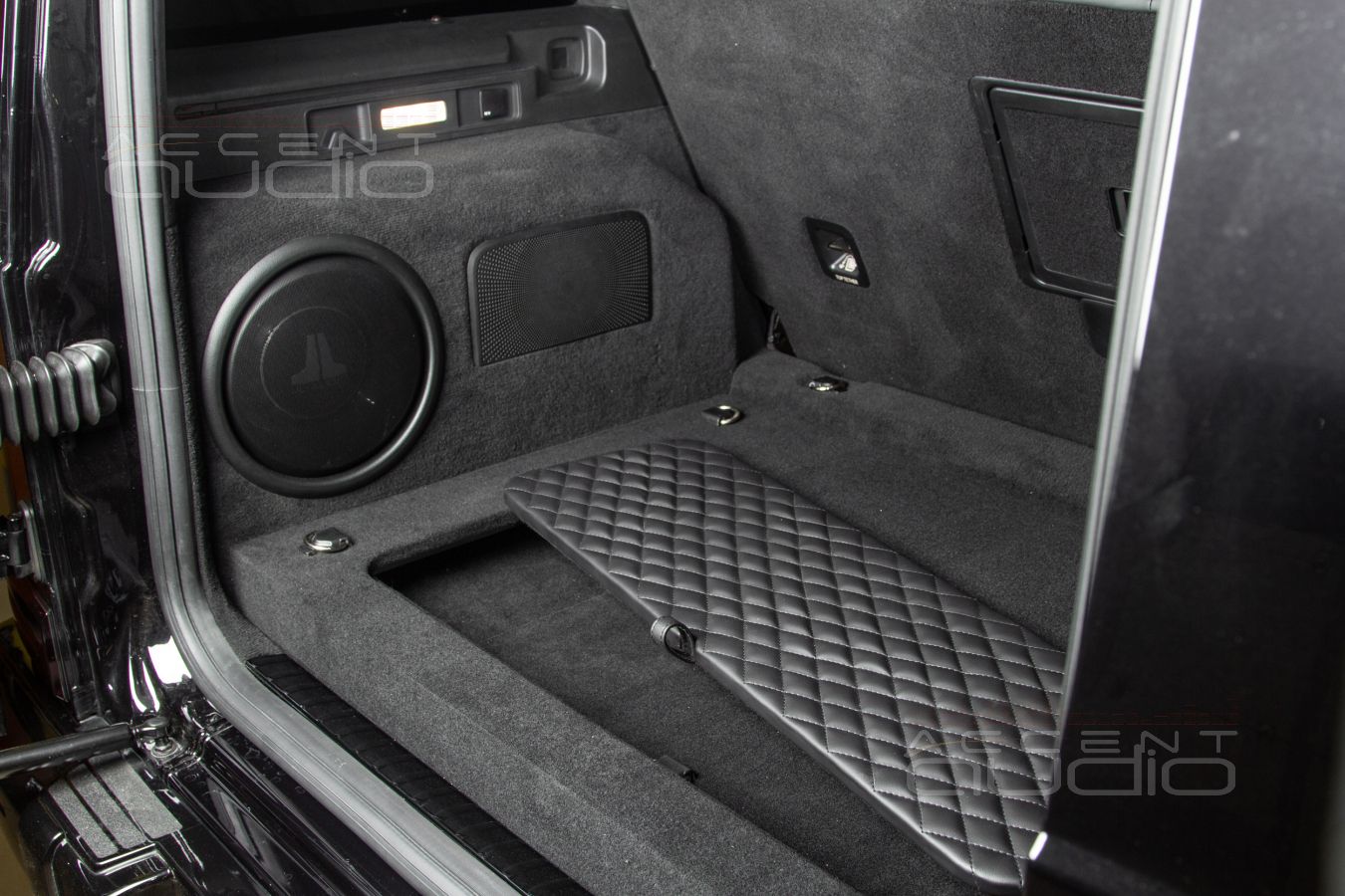 Не подделка, а настоящий встроенный сабвуфер JLAudio для Gelandewagen