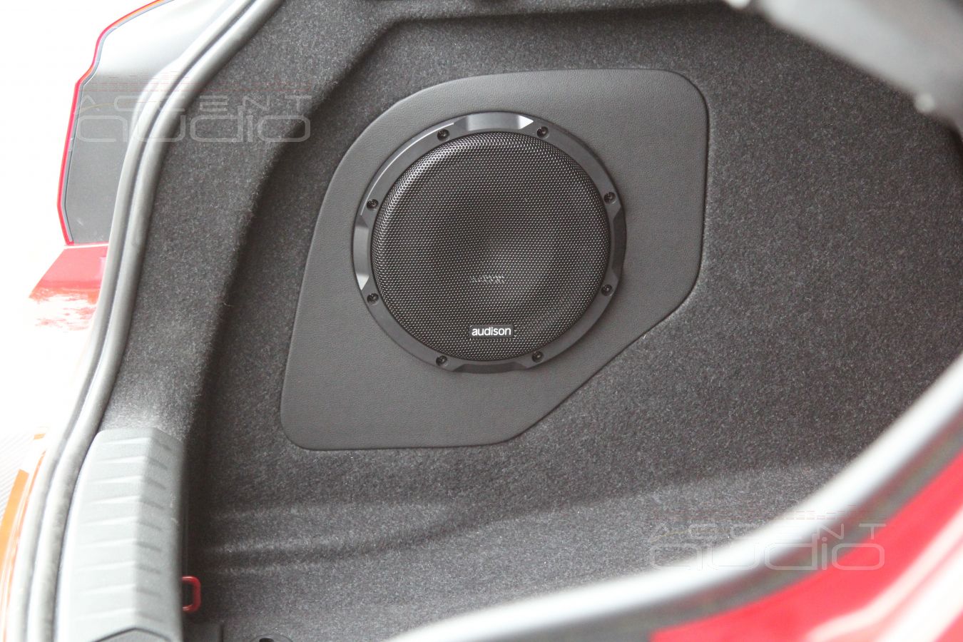 Маленькому сабвуферу – маленький, но качественный корпус: стелс для Audison Prima 8D