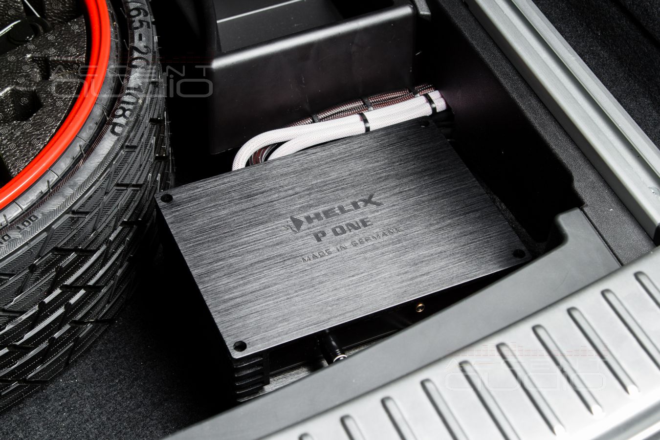 Установка усилителей Helix в Porsche Cayenne