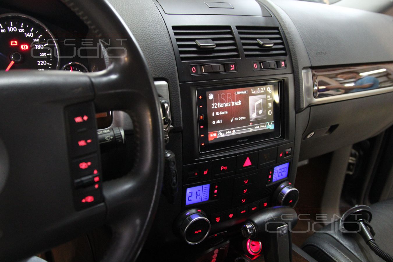 Touareg Update: Black Edition - очередная работа на машине с черным салоном