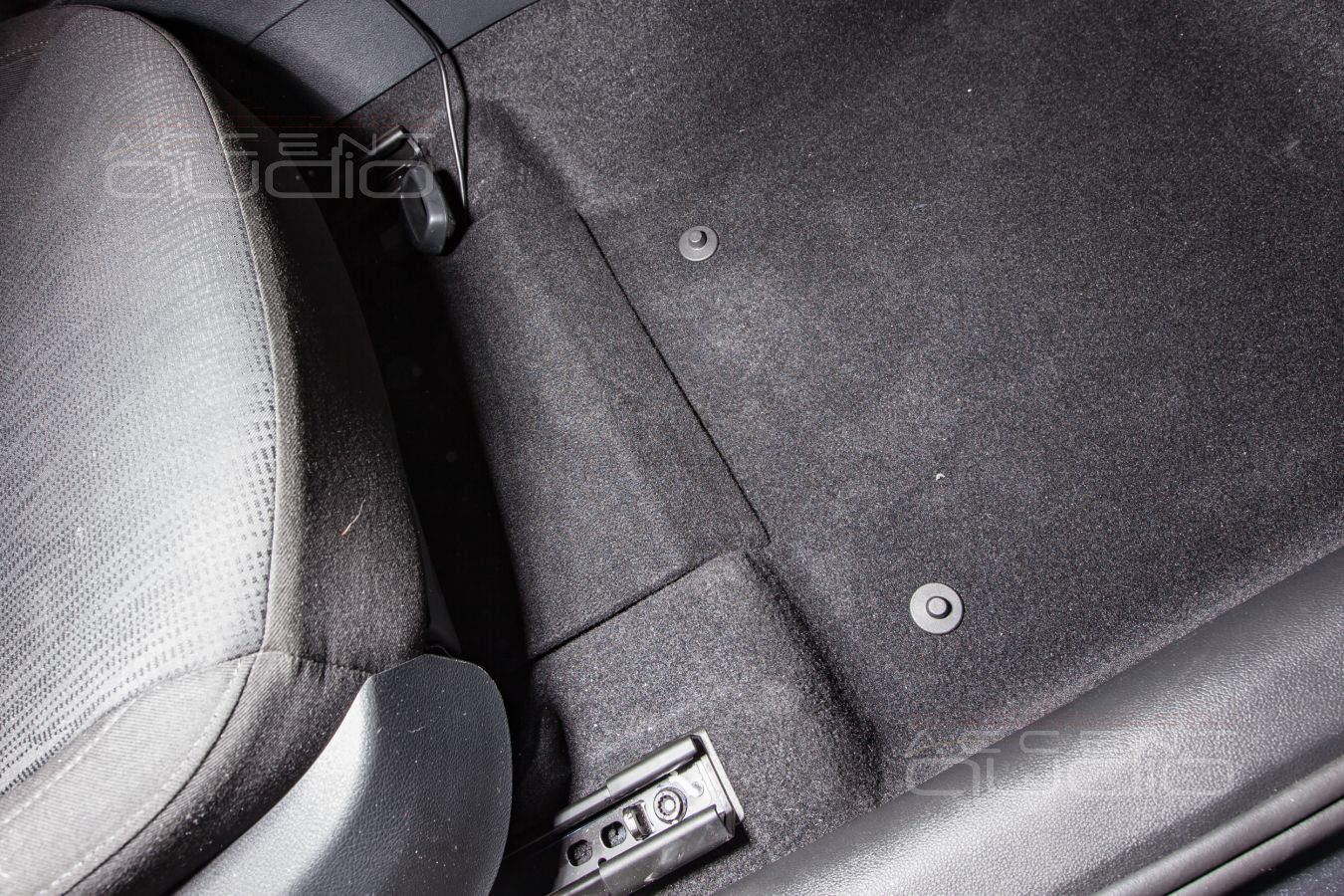 Установка усилителя и аудиопроцессора в Skoda Octavia – почти штатно.