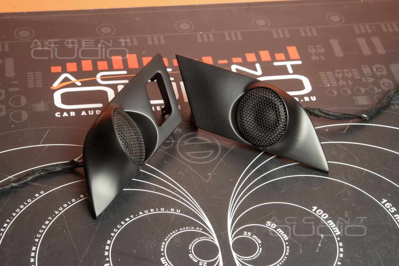 Решение: широкая полоса от Eton PRW 50 в штатных местах Hongqi HS3