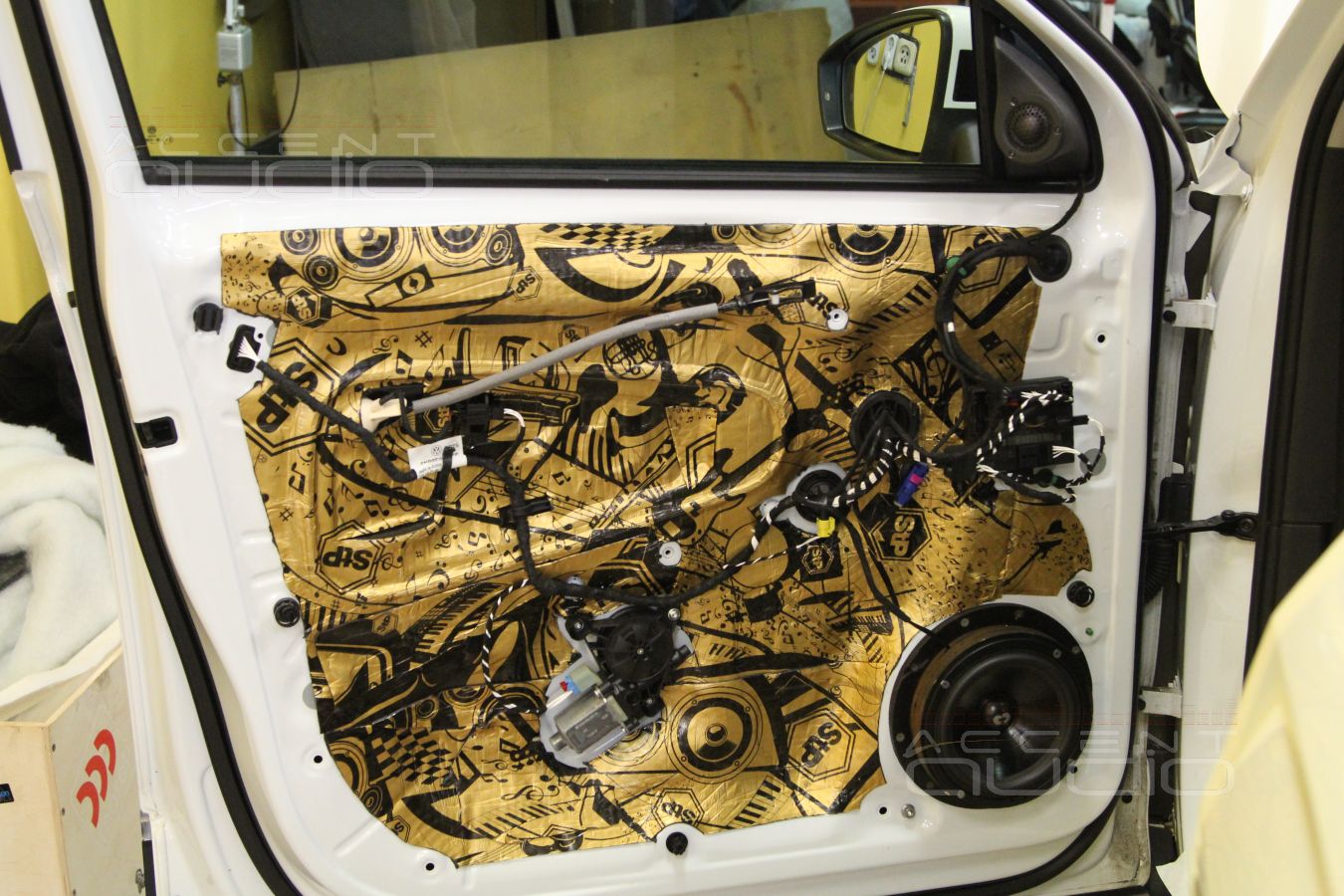 Установка акустики и шумоизолция дверей Tiguan